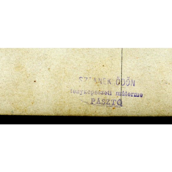 Sztanek Ödön műtereme (Sztanek Ede fotóművész édesapja), Pásztó, fiúk sapkában, Nógrád megye, Horthy-korszak 1910-es évek vége, Eredeti fotó, hátulján pecséttel jelzett, törött üvegnegatívról nagyított papírkép, ritka műterem. 