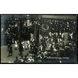   Central Verkaufs Bureau, Bécs, bukovinai székelyek, csángók felvonulása népviseletben, bikafejes zászlóval, császári tiszteletadás, Erdély, osztrák-magyar monarchia, 1900-as évek, Eredeti fotó, hátulján jelzett papírkép, sokszorosított képeslap-fotó.