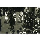 Central Verkaufs Bureau, Bécs, bukovinai székelyek, csángók felvonulása népviseletben, bikafejes zászlóval, császári tiszteletadás, Erdély, osztrák-magyar monarchia, 1900-as évek, Eredeti fotó, hátulján jelzett papírkép, sokszorosított képeslap-fotó.