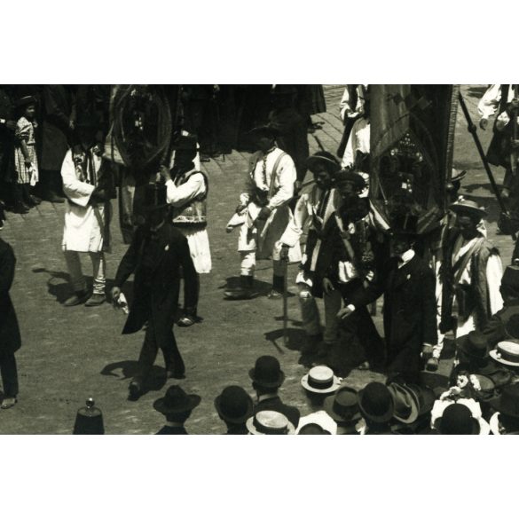 Central Verkaufs Bureau, Bécs, bukovinai székelyek, csángók felvonulása népviseletben, bikafejes zászlóval, császári tiszteletadás, Erdély, osztrák-magyar monarchia, 1900-as évek, Eredeti fotó, hátulján jelzett papírkép, sokszorosított képeslap-fotó.