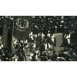 Central Verkaufs Bureau, Bécs, bukovinai székelyek, csángók felvonulása népviseletben, bikafejes zászlóval, császári tiszteletadás, Erdély, osztrák-magyar monarchia, 1900-as évek, Eredeti fotó, hátulján jelzett papírkép, sokszorosított képeslap-fotó.