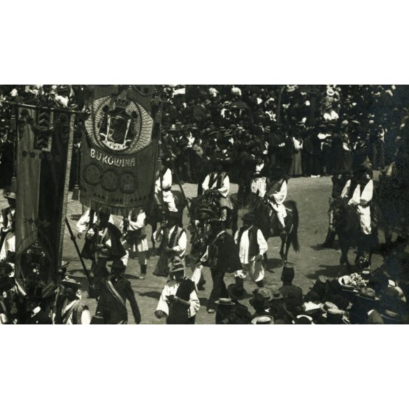 Central Verkaufs Bureau, Bécs, bukovinai székelyek, csángók felvonulása népviseletben, bikafejes zászlóval, császári tiszteletadás, Erdély, osztrák-magyar monarchia, 1900-as évek, Eredeti fotó, hátulján jelzett papírkép, sokszorosított képeslap-fotó.
