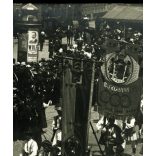 Central Verkaufs Bureau, Bécs, bukovinai székelyek, csángók felvonulása népviseletben, bikafejes zászlóval, császári tiszteletadás, Erdély, osztrák-magyar monarchia, 1900-as évek, Eredeti fotó, hátulján jelzett papírkép, sokszorosított képeslap-fotó.