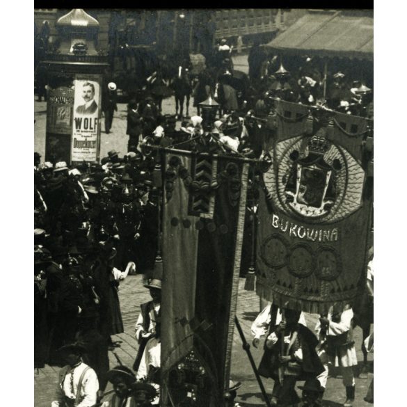 Central Verkaufs Bureau, Bécs, bukovinai székelyek, csángók felvonulása népviseletben, bikafejes zászlóval, császári tiszteletadás, Erdély, osztrák-magyar monarchia, 1900-as évek, Eredeti fotó, hátulján jelzett papírkép, sokszorosított képeslap-fotó.