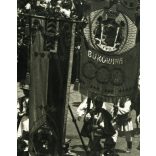 Central Verkaufs Bureau, Bécs, bukovinai székelyek, csángók felvonulása népviseletben, bikafejes zászlóval, császári tiszteletadás, Erdély, osztrák-magyar monarchia, 1900-as évek, Eredeti fotó, hátulján jelzett papírkép, sokszorosított képeslap-fotó.