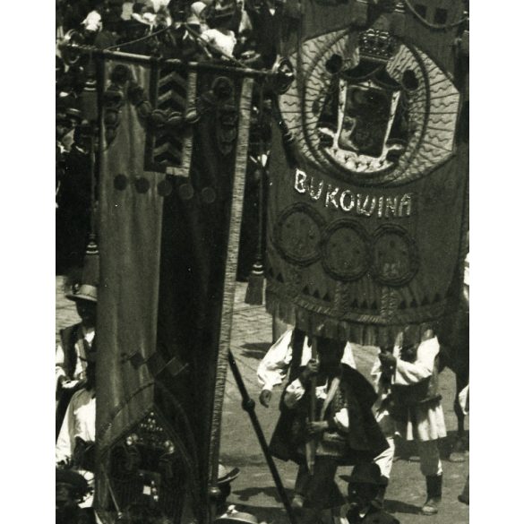 Central Verkaufs Bureau, Bécs, bukovinai székelyek, csángók felvonulása népviseletben, bikafejes zászlóval, császári tiszteletadás, Erdély, osztrák-magyar monarchia, 1900-as évek, Eredeti fotó, hátulján jelzett papírkép, sokszorosított képeslap-fotó.