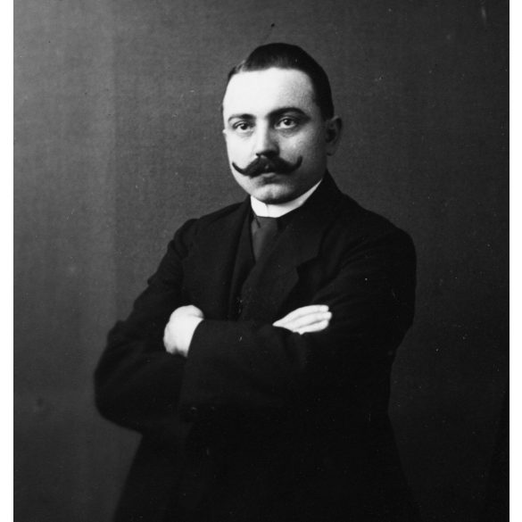 Budapesti Miniatűr Fényképészeti Vállalat, Budapest, bajuszos férfi portréja, monarchia, 1910-es évek, fotó-fülke, fotó automata, enyveshát. Eredeti fotó, pecséttel jelzett papírkép.  