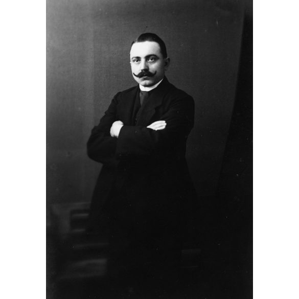 Budapesti Miniatűr Fényképészeti Vállalat, Budapest, bajuszos férfi portréja, monarchia, 1910-es évek, fotó-fülke, fotó automata, enyveshát. Eredeti fotó, pecséttel jelzett papírkép.  