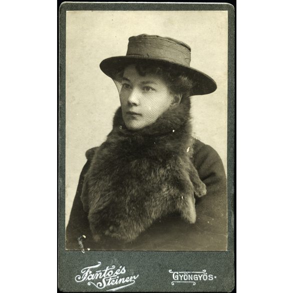 Fanto és Steiner műterem, Gyöngyös, elegáns nő különös szőrmegallérral, kalap, fátyol, monarchia, 1900-as évek, Eredeti CDV, vizitkártya fotó.  