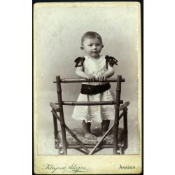   Klapok Alajos műterme, Arad (Erdély), elegáns gyerek egy különös széken. monarchia, 1898, 1890-es évek, Eredeti CDV, hátulján feliratozott vizitkártya fotó.  