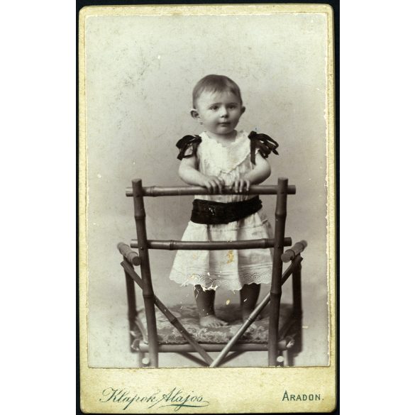 Klapok Alajos műterme, Arad (Erdély), elegáns gyerek egy különös széken. monarchia, 1898, 1890-es évek, Eredeti CDV, hátulján feliratozott vizitkártya fotó.  