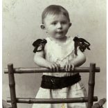 Klapok Alajos műterme, Arad (Erdély), elegáns gyerek egy különös széken. monarchia, 1898, 1890-es évek, Eredeti CDV, hátulján feliratozott vizitkártya fotó.  