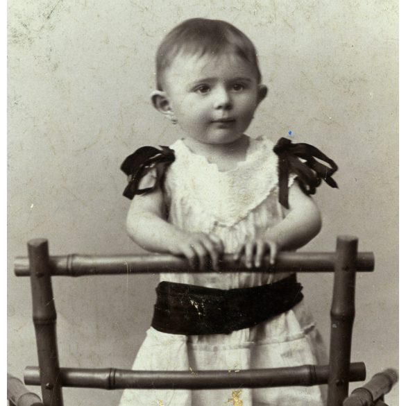 Klapok Alajos műterme, Arad (Erdély), elegáns gyerek egy különös széken. monarchia, 1898, 1890-es évek, Eredeti CDV, hátulján feliratozott vizitkártya fotó.  