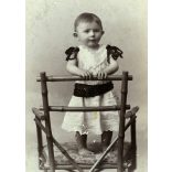 Klapok Alajos műterme, Arad (Erdély), elegáns gyerek egy különös széken. monarchia, 1898, 1890-es évek, Eredeti CDV, hátulján feliratozott vizitkártya fotó.  