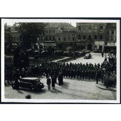   A magyar Honvédség bevonulása, Kassa (Felvidék), kirakatok, üzletek, reklámok, magyar katonatisztek, egyházi vezetők, autó, jármű, közlekedés, Horthy-korszak, 1938, 1930-as évek, Eredeti fotó, papírkép.   
