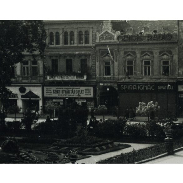 A magyar Honvédség bevonulása, Kassa (Felvidék), kirakatok, üzletek, reklámok, magyar katonatisztek, egyházi vezetők, autó, jármű, közlekedés, Horthy-korszak, 1938, 1930-as évek, Eredeti fotó, papírkép.   