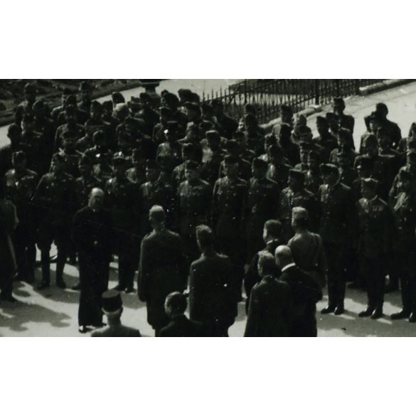 A magyar Honvédség bevonulása, Kassa (Felvidék), kirakatok, üzletek, reklámok, magyar katonatisztek, egyházi vezetők, autó, jármű, közlekedés, Horthy-korszak, 1938, 1930-as évek, Eredeti fotó, papírkép.   