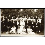 Vukovics műterem, esküvő, Zenta, Vajdaság, vőlegény menyasszony, csoportkép az udvaron, Horthy-korszak, 1936, 1930-as évek, Eredeti fotó, hátulján feliratozott, pecséttel jelzett papírkép.  