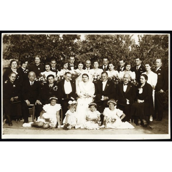 Vukovics műterem, esküvő, Zenta, Vajdaság, vőlegény menyasszony, csoportkép az udvaron, Horthy-korszak, 1936, 1930-as évek, Eredeti fotó, hátulján feliratozott, pecséttel jelzett papírkép.  
