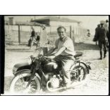 Férfi szovjet gyártmányú motorkerékpáron, jármű, közlekedés, kommunizmus, 1950-es évek, Eredeti fotó, papírkép.  