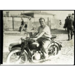   Férfi szovjet gyártmányú motorkerékpáron, jármű, közlekedés, kommunizmus, 1950-es évek, Eredeti fotó, papírkép.  