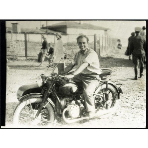 Férfi szovjet gyártmányú motorkerékpáron, jármű, közlekedés, kommunizmus, 1950-es évek, Eredeti fotó, papírkép.  