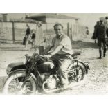 Férfi szovjet gyártmányú motorkerékpáron, jármű, közlekedés, kommunizmus, 1950-es évek, Eredeti fotó, papírkép.  