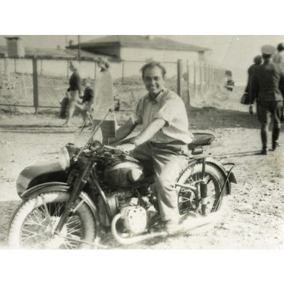 Férfi szovjet gyártmányú motorkerékpáron, jármű, közlekedés, kommunizmus, 1950-es évek, Eredeti fotó, papírkép.  