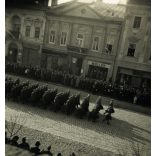 A magyar Honvédség bevonulása, Kassa (Felvidék), kirakatok, üzletek, reklámok, katona, egyenruha, Müller Bútorgyár kirakata, 2. világháború, Horthy-korszak, 1938, 1930-as évek, Eredeti fotó, papírkép.   méret megközelítőleg (centiméterben): 6 x 8.5 H