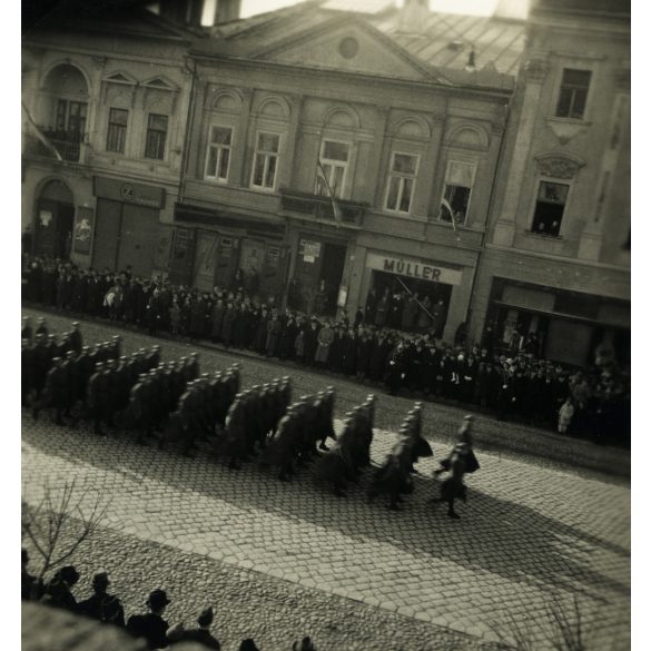A magyar Honvédség bevonulása, Kassa (Felvidék), kirakatok, üzletek, reklámok, katona, egyenruha, Müller Bútorgyár kirakata, 2. világháború, Horthy-korszak, 1938, 1930-as évek, Eredeti fotó, papírkép.   méret megközelítőleg (centiméterben): 6 x 8.5 H