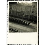 A magyar Honvédség bevonulása, Kassa (Felvidék), kirakatok, üzletek, reklámok, katona, egyenruha, Müller Bútorgyár kirakata, 2. világháború, Horthy-korszak, 1938, 1930-as évek, Eredeti fotó, papírkép.   méret megközelítőleg (centiméterben): 6 x 8.5 H