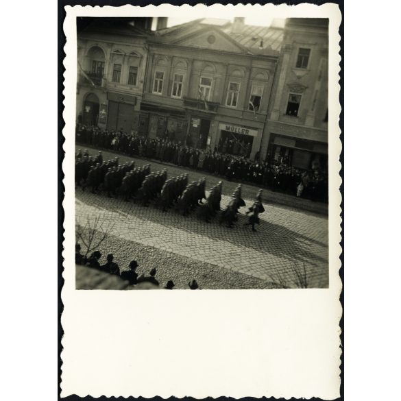 A magyar Honvédség bevonulása, Kassa (Felvidék), kirakatok, üzletek, reklámok, katona, egyenruha, Müller Bútorgyár kirakata, 2. világháború, Horthy-korszak, 1938, 1930-as évek, Eredeti fotó, papírkép.   méret megközelítőleg (centiméterben): 6 x 8.5 H