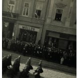 A magyar Honvédség bevonulása, Kassa (Felvidék), kirakatok, üzletek, reklámok, katona, egyenruha, Müller Bútorgyár kirakata, 2. világháború, Horthy-korszak, 1938, 1930-as évek, Eredeti fotó, papírkép.   méret megközelítőleg (centiméterben): 6 x 8.5 H