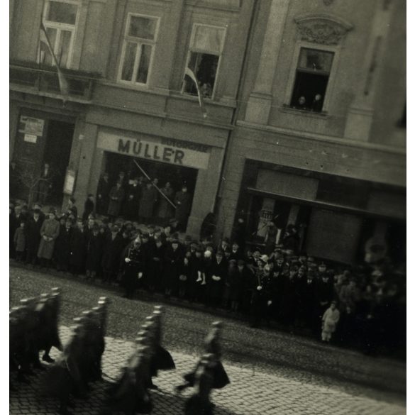 A magyar Honvédség bevonulása, Kassa (Felvidék), kirakatok, üzletek, reklámok, katona, egyenruha, Müller Bútorgyár kirakata, 2. világháború, Horthy-korszak, 1938, 1930-as évek, Eredeti fotó, papírkép.   méret megközelítőleg (centiméterben): 6 x 8.5 H