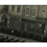 A magyar Honvédség bevonulása, Kassa (Felvidék), kirakatok, üzletek, reklámok, katona, egyenruha, Müller Bútorgyár kirakata, 2. világháború, Horthy-korszak, 1938, 1930-as évek, Eredeti fotó, papírkép.   méret megközelítőleg (centiméterben): 6 x 8.5 H