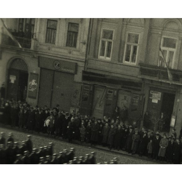 A magyar Honvédség bevonulása, Kassa (Felvidék), kirakatok, üzletek, reklámok, katona, egyenruha, Müller Bútorgyár kirakata, 2. világháború, Horthy-korszak, 1938, 1930-as évek, Eredeti fotó, papírkép.   méret megközelítőleg (centiméterben): 6 x 8.5 H