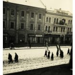 A magyar Honvédség bevonulása, Kassa (Felvidék), kirakatok, üzletek, reklámok, katona, egyenruha, Schönwald Üvegáru kirakata, Kassai Újság fényreklámja, 2. világháború, Horthy-korszak, 1938, 1930-as évek, Eredeti fotó, papírkép.  