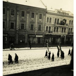   A magyar Honvédség bevonulása, Kassa (Felvidék), kirakatok, üzletek, reklámok, katona, egyenruha, Schönwald Üvegáru kirakata, Kassai Újság fényreklámja, 2. világháború, Horthy-korszak, 1938, 1930-as évek, Eredeti fotó, papírkép.  