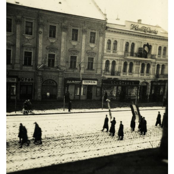A magyar Honvédség bevonulása, Kassa (Felvidék), kirakatok, üzletek, reklámok, katona, egyenruha, Schönwald Üvegáru kirakata, Kassai Újság fényreklámja, 2. világháború, Horthy-korszak, 1938, 1930-as évek, Eredeti fotó, papírkép.  
