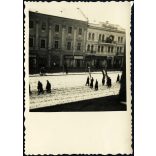 A magyar Honvédség bevonulása, Kassa (Felvidék), kirakatok, üzletek, reklámok, katona, egyenruha, Schönwald Üvegáru kirakata, Kassai Újság fényreklámja, 2. világháború, Horthy-korszak, 1938, 1930-as évek, Eredeti fotó, papírkép.  