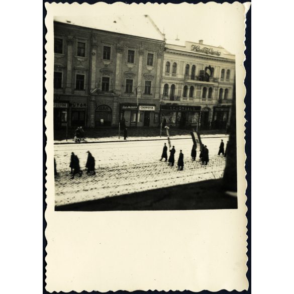 A magyar Honvédség bevonulása, Kassa (Felvidék), kirakatok, üzletek, reklámok, katona, egyenruha, Schönwald Üvegáru kirakata, Kassai Újság fényreklámja, 2. világháború, Horthy-korszak, 1938, 1930-as évek, Eredeti fotó, papírkép.  