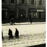 A magyar Honvédség bevonulása, Kassa (Felvidék), kirakatok, üzletek, reklámok, katona, egyenruha, Schönwald Üvegáru kirakata, Kassai Újság fényreklámja, 2. világháború, Horthy-korszak, 1938, 1930-as évek, Eredeti fotó, papírkép.  