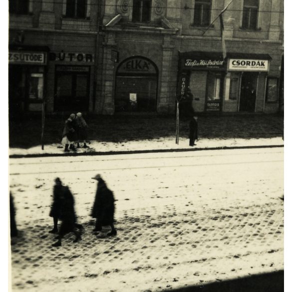 A magyar Honvédség bevonulása, Kassa (Felvidék), kirakatok, üzletek, reklámok, katona, egyenruha, Schönwald Üvegáru kirakata, Kassai Újság fényreklámja, 2. világháború, Horthy-korszak, 1938, 1930-as évek, Eredeti fotó, papírkép.  