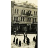 A magyar Honvédség bevonulása, Kassa (Felvidék), kirakatok, üzletek, reklámok, katona, egyenruha, Schönwald Üvegáru kirakata, Kassai Újság fényreklámja, 2. világháború, Horthy-korszak, 1938, 1930-as évek, Eredeti fotó, papírkép.  