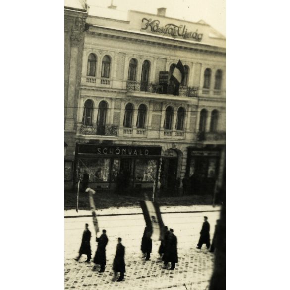 A magyar Honvédség bevonulása, Kassa (Felvidék), kirakatok, üzletek, reklámok, katona, egyenruha, Schönwald Üvegáru kirakata, Kassai Újság fényreklámja, 2. világháború, Horthy-korszak, 1938, 1930-as évek, Eredeti fotó, papírkép.  