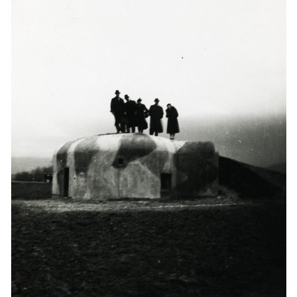 Katonai bunker a megszűnt csehszlovák-magyar határon, Felvidék, úri társaság, 2. világháború, Horthy-korszak, 1930-as évek, Eredeti fotó, papírkép. 