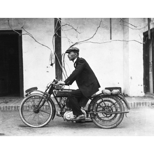 Férfi angol Zenith motorkerékpárral (JAP blokkal), motorbicikli, jármű, közlekedés, Horthy-korszak, 1930-as évek,  Eredeti nagyobb méretű fotó negatív!     