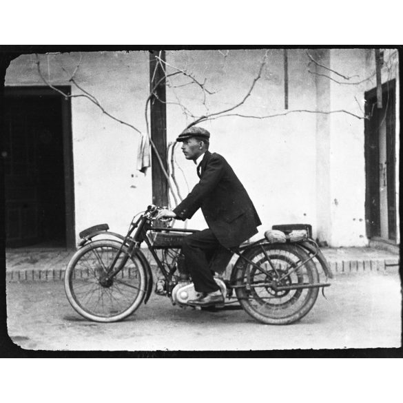 Férfi angol Zenith motorkerékpárral (JAP blokkal), motorbicikli, jármű, közlekedés, Horthy-korszak, 1930-as évek,  Eredeti nagyobb méretű fotó negatív!     