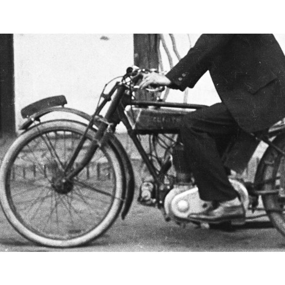 Férfi angol Zenith motorkerékpárral (JAP blokkal), motorbicikli, jármű, közlekedés, Horthy-korszak, 1930-as évek,  Eredeti nagyobb méretű fotó negatív!     