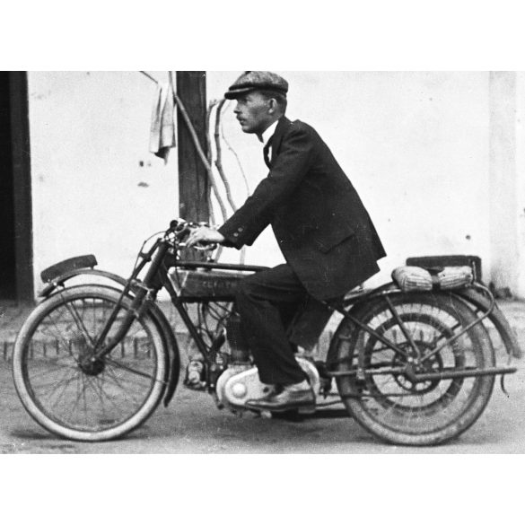 Férfi angol Zenith motorkerékpárral (JAP blokkal), motorbicikli, jármű, közlekedés, Horthy-korszak, 1930-as évek,  Eredeti nagyobb méretű fotó negatív!     